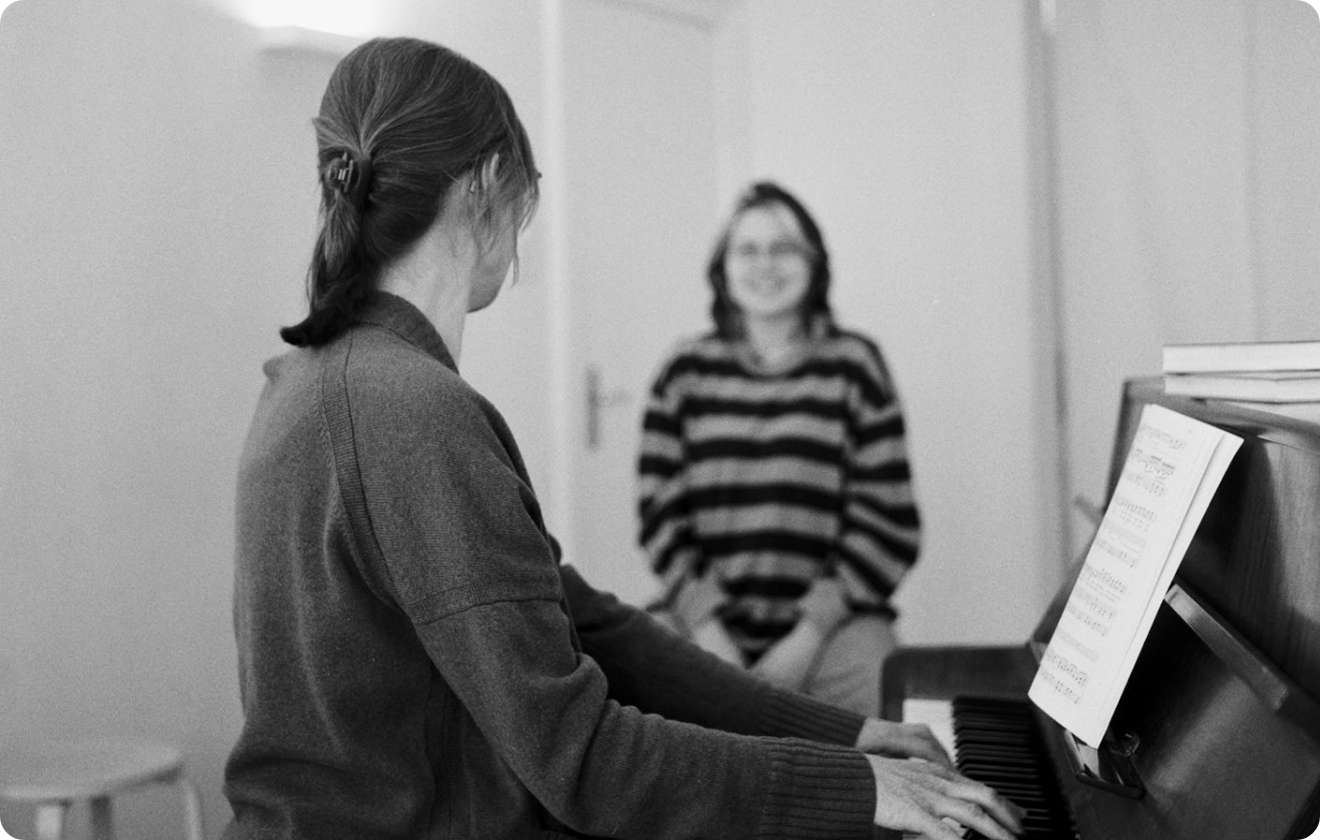 Eine Schülerin Spielt Klavier und wird dabei professionell unterstützt